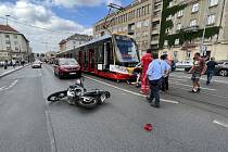 Z dopravní nehody motorky a tramvaje 8. července 2022.