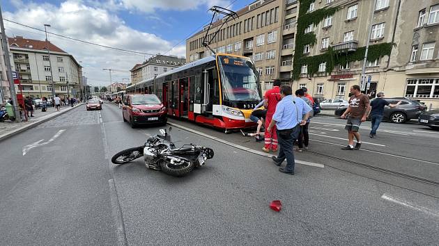 Z dopravní nehody motorky a tramvaje 8. července 2022.