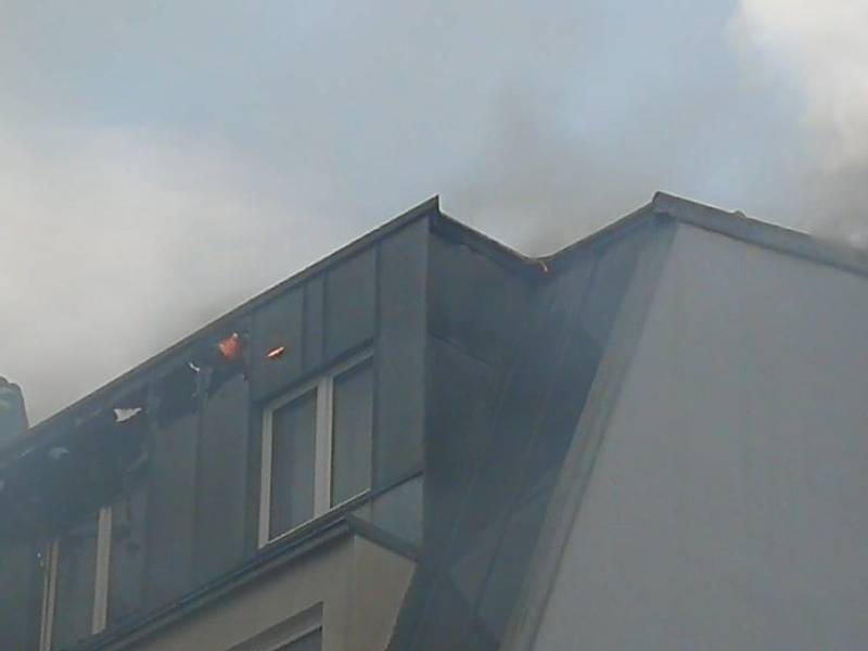 Z požáru bytu na pražském Chodově 2. května 2022.