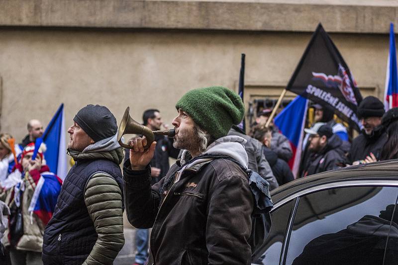 Demonstranti z nacionalistických hnutí i politických stran protestovali v úterý 25. ledna 2022 na Malostranském náměstí v Praze proti pandemickému zákonu.