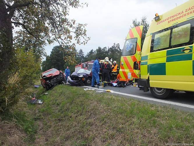 Při střetu dvou osobních vozidel u Horních Jirčan zahynuly tři lidé. 