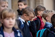 Po dvouměsíčních letních prázdninách přišly opět 4. září do škol děti, některé poprvé. Prvňáčci přišli i do ZŠ Praha 7 na Strossmayerově náměstí.