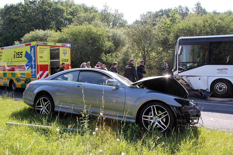 Dopravní nehoda autobusu a osobního auta v ulici K Horkám v pražské Hostivaři.