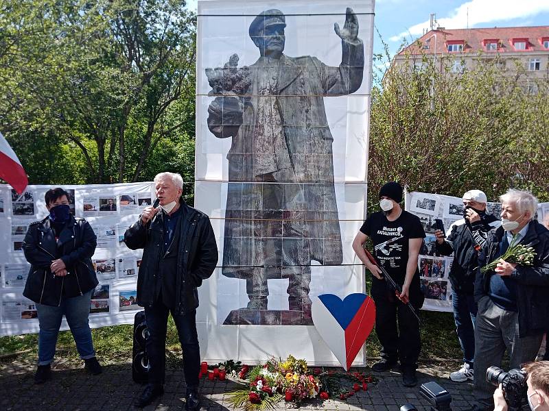 Na náměstí Interbrigády v Praze, kde stával pomník sovětského maršala Koněva, se potkali sympatizanti i odpůrci současného Ruska.