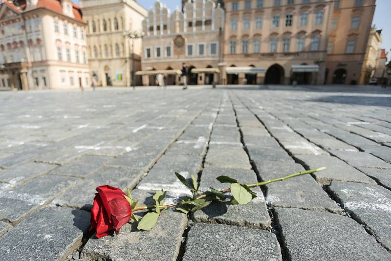 Pietní místo za oběti covidu vzniklo na Staroměstském náměstí v Praze.