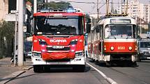 V pražské Libni se srazila tramvaj s vozem technických služeb.
