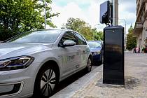 Na Vinohradech je možné dobít elektromobil z nových sloupů veřejného osvětlení.