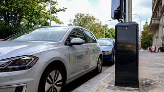 Na Vinohradech lze dobíjet elektromobily ze sloupů veřejného osvětlení -  Pražský deník