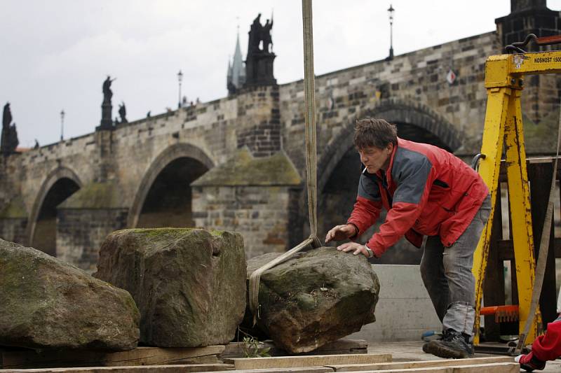 U Karlova mostu v Praze byly 13. června vyzvednuty a přesunuty historicky velmi cenné kamenné kvádry, které se z Juditina a Karlova mostu v minulosti zřítily do Vltavy a z jejího dna byly vyloveny při posledních rekonstrukčních pracích. 