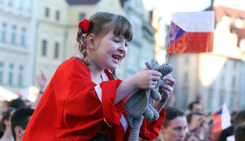 Fanoušci na Staroměstském náměstí při semifinalovém hokejovém zápase MS mezi Finskem a Českem