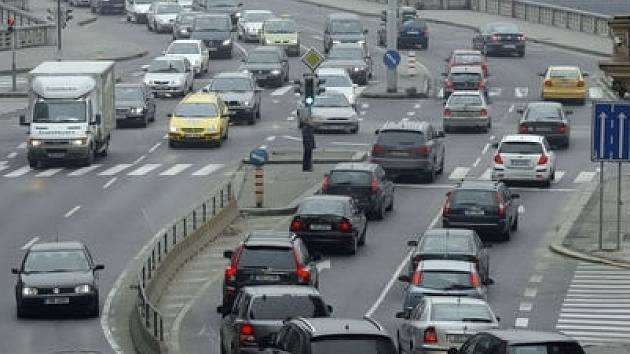 Dopravní odborníci mladá auta v Praze vítají a to především díky jejich vyšší bezpečnosti. 