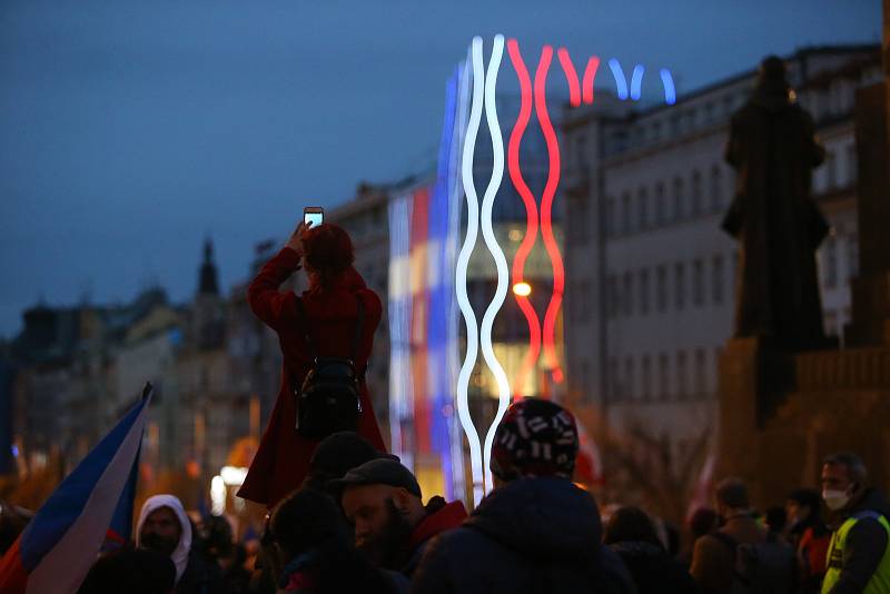 Demonstrace na Václavském náměstí v Praze v úterý 17. listopadu 2020. Po jejím skončení se průvod vydal na Národní třídu.