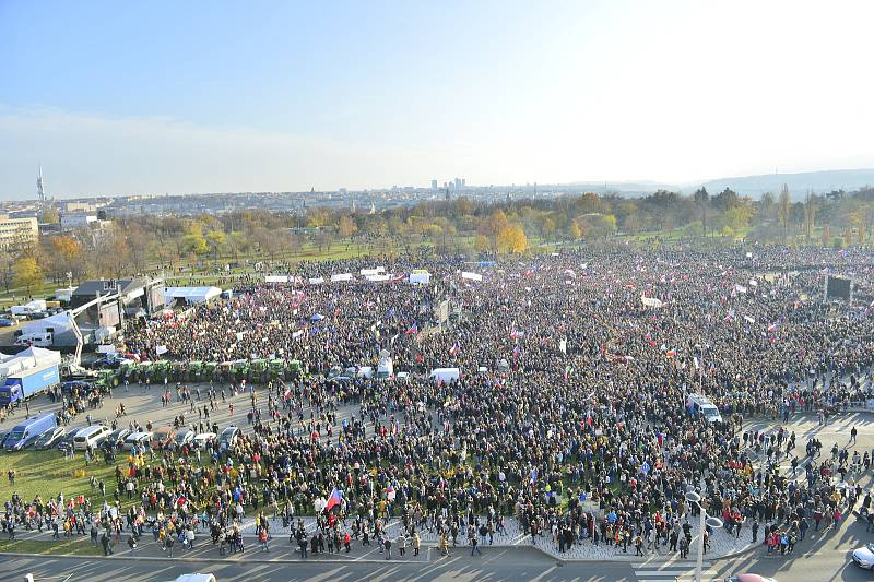 Demonstrace proti Babišovi na Letné 16. listopadu 2019.