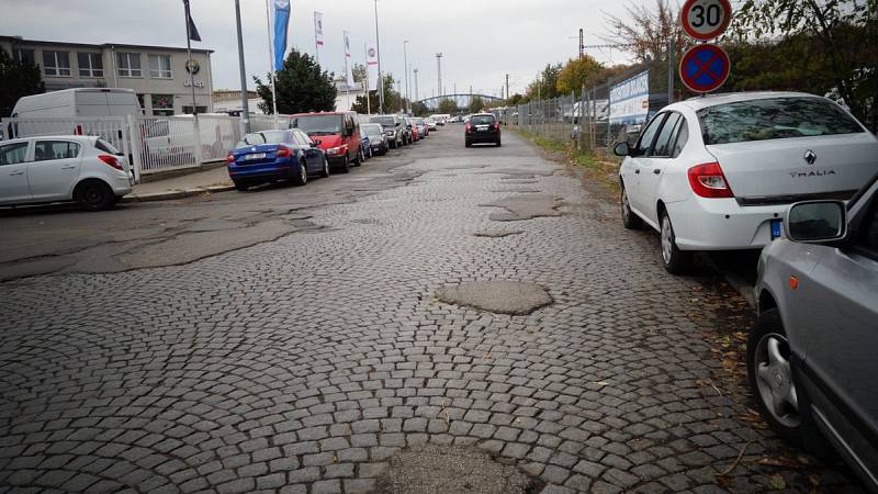 Výmoly v ulici U seřadiště.