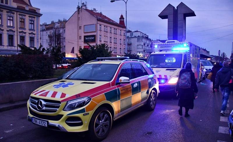 U Smíchovského nádraží srazil autobus ženu.