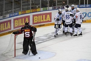 Dohrávka 14. kola hokejové extraligy: HC Sparta Praha - HC Škoda Plzeň, 24. listopadu 2020 v Praze. Hráči Plzně se radují z druhého gólu.