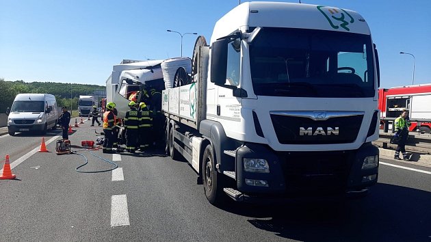 Tragická nehoda na Pražském okruhu: Bouraly dva kamiony, jeden z řidičů nepřežil