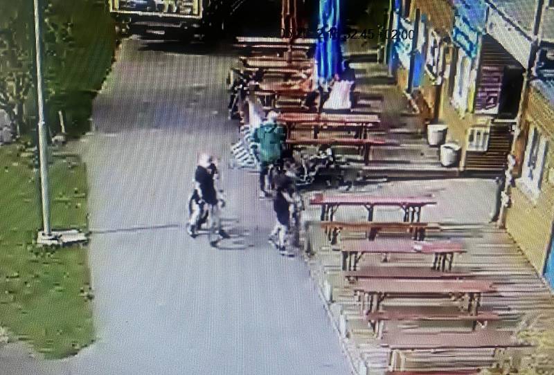 Svědci srážky cyklisty s bruslařkou ve Zdibech.