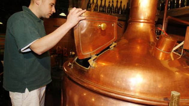 NETRADIČNÍ CHUTĚ. Malé pražské pivovary konkurují těm velkým nejen kvalitou, ale i rozličnými příchutěmi. Sládek Novoměstského pivovaru Štěpán Mysliveček kontroluje kvalitu várky.