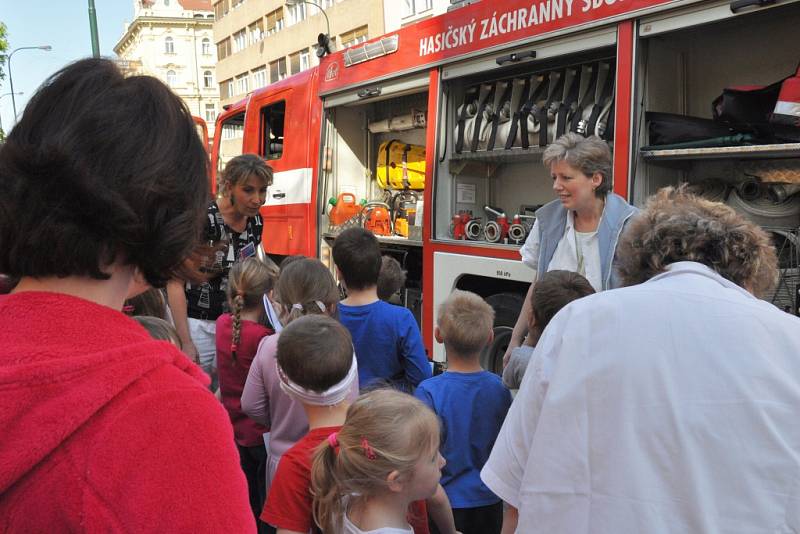 Cvičení hasičů spojené i s evakuací dětí se ve čtvrtek 16. dubna 2015 uskutečnilo v budově foniatrické kliniky Všeobecné fakultní nemocnice v Žitné ulici v centru Prahy. Hasiči ze dvou pražských stanic se museli vypořádat s požárem v elektrické rozvodně.