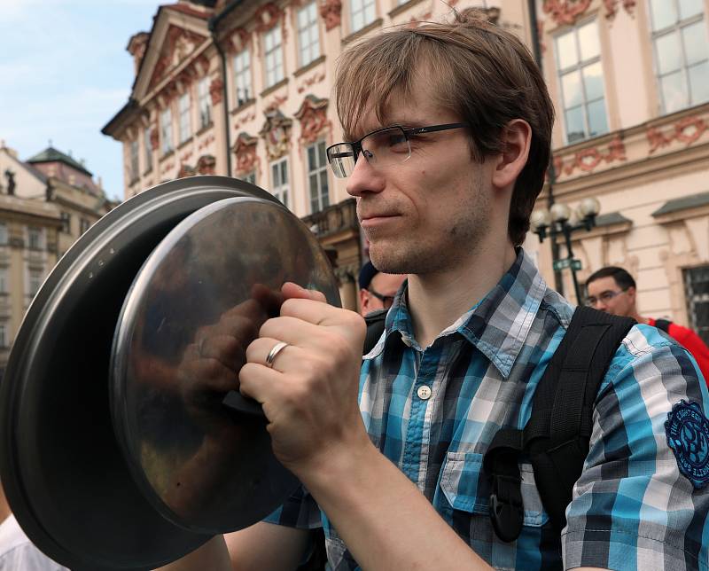 Pokličkový protest - poslední zvonění Babišovi na Staroměstském náměstí.