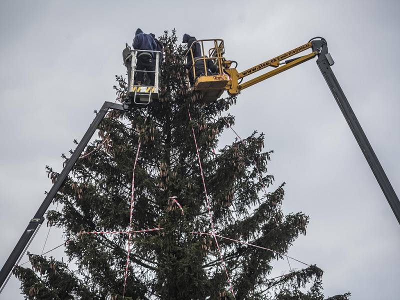 Na Staroměstském náměstí v Praze se v úterý 24. listopadu 2015 začalo se zdobením vánočního stromu a zároveň s přípravami vánočních trhů.