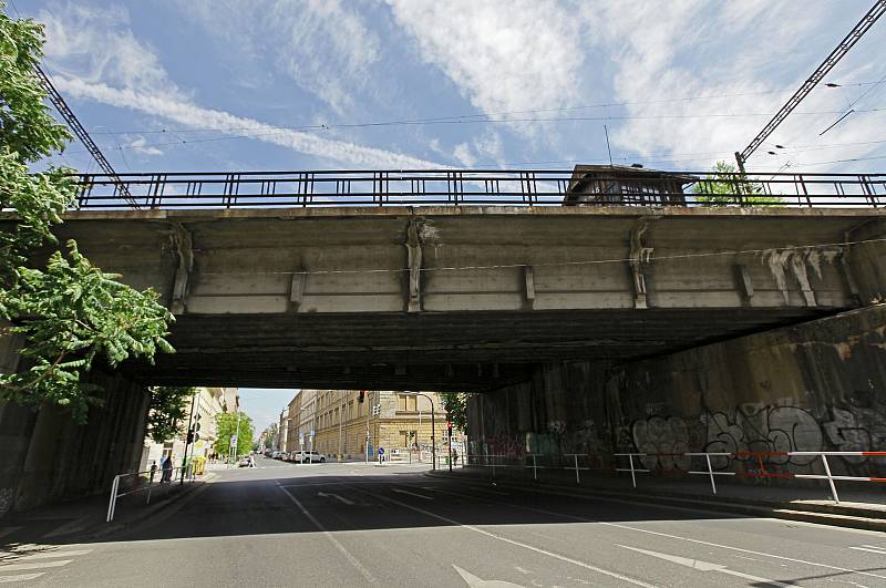 Za účasti premiéra Bohuslava Sobotky se na Masarykově nádraží uskutečnilo slavnostní zahájení rekonstrukce více něž 160 let starého Negrelliho viaduktu.