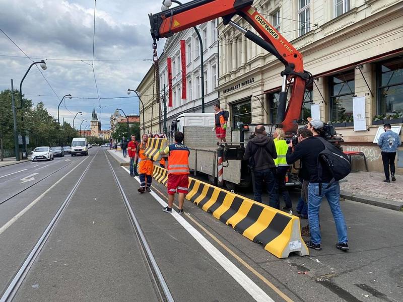 Kritizované černo-žluté citybloky nahradily na Smetanově nábřeží květináče.