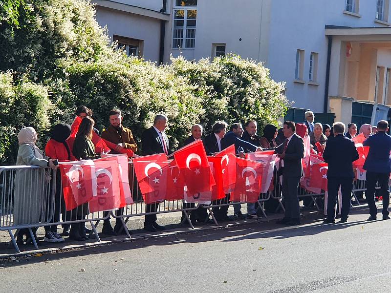 Krajané čekající u turecké ambasády na příjezd prezidenta Recepa Erdogana.