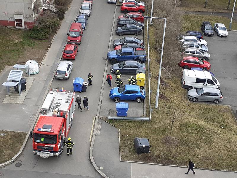 Pražští hasiči v neděli po poledni zasahovali v Řepích, kde si vichr pohrával s kontejnery na dopad.