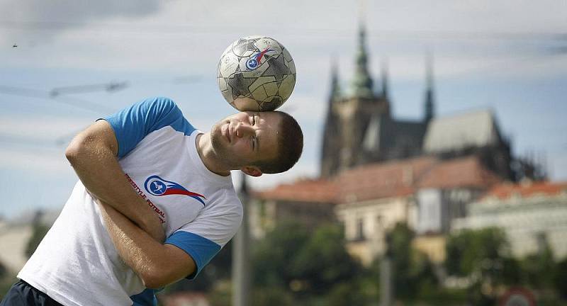 Letošní mistr ČR ve freestyle fotbale Lukáš Škoda pózuje v centru Prahy.