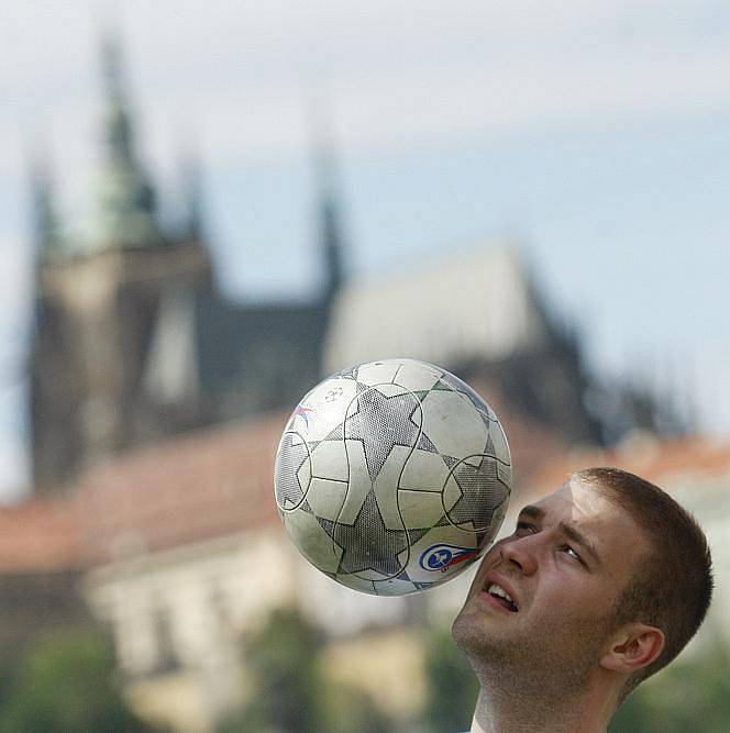 Letošní mistr ČR ve freestyle fotbale Lukáš Škoda pózuje v centru Prahy.