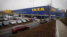Stovky lidí čekaly 17. listopadu 2011 na slavnostní otevření zrekonstruovaného obchodu s nábytkem IKEA.
