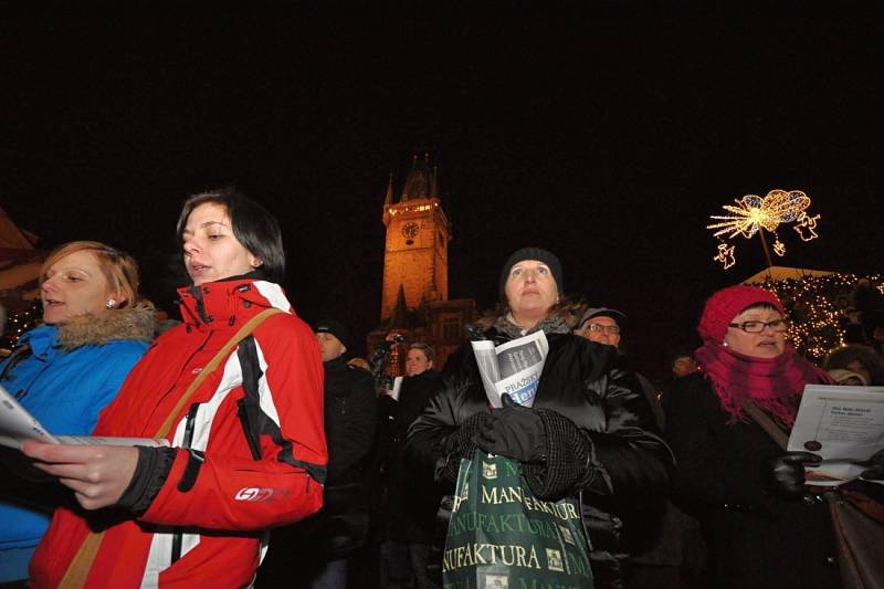 Česko zpívá koledy na Staroměstském náměstí