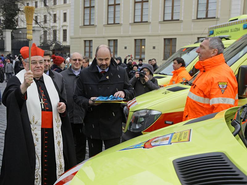 Slavnostní převzetí nových sanitních vozů na Hradčanském náměstí, které pokřtil kardinál Dominik Duka.