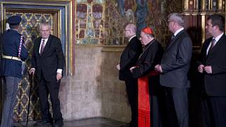 Korunovační klenoty se vrátily do katedrály, zamklo je 7 klíčníků - Pražský  deník