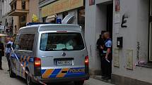 Muž v úterý 29. června zaútočil na úřadu práce v Bělehradské ulici v Praze 2, kde postřelil pracovnici. Ta později v nemocnici zemřela.