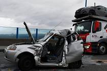 Při srážce osobního vozu s kamionem na Pražském okruhu zemřel člověk, další byl vážně zraněn.