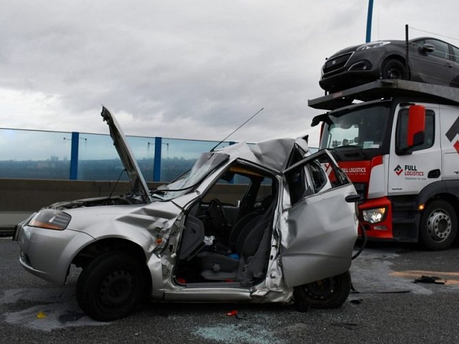 Při srážce osobního vozu s kamionem na Pražském okruhu zemřel člověk, další byl vážně zraněn.
