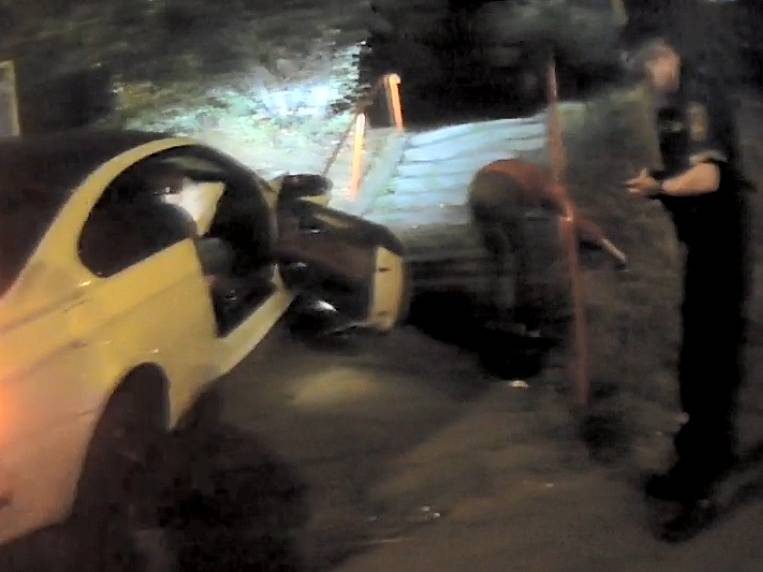 Opilý řidič BMW jel na červenou a málem srazil dodávku městské policie. Pak naboural.