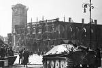 Povstalci zničili mnoho obrněných vozidel, včetně tohoto stíhače tanků Hetzer. V pozadí jde vidět vyhořelá staroměstská radnice.