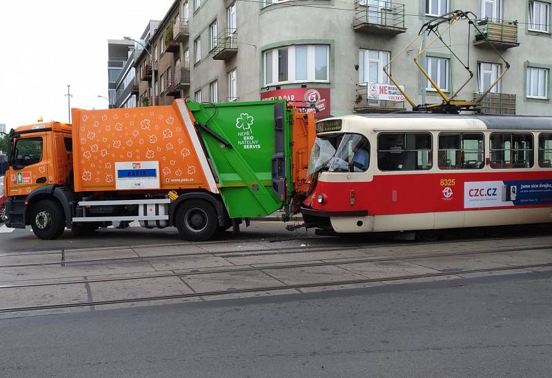 Na Smíchově se tramvaj srazila s popelářským autem.