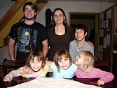 Když bylo dvěma bratrům doma smutno, rozhodli se Zemanovi adoptovat holčičku, nakonec do rodiny přibyly rovnou tři.