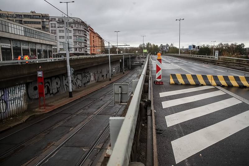 Situace okolo mostu u metra Vltavská 24. října ráno v Praze. TSK most, pod kterým jezdí tramvaje a chodí lidé, uzavřelo z důvodu špatného stavu.