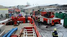 Plameny zachvátily objekt provozovny na zpracování druhotných surovin v průmyslovém areálu v Rosické ulici.