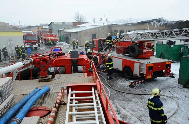 Plameny zachvátily objekt provozovny na zpracování druhotných surovin v průmyslovém areálu v Rosické ulici.