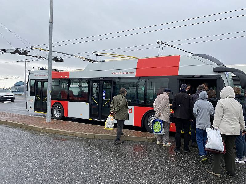 Pražský dopravní podnik v sobotu 15. října uvedl do zkušebního provozu novou trolejbusovou trať Letňany–Čakovice, kterou vybudoval v rámci projektu elektrifikace autobusové linky 140 (Palmovka–Miškovice).