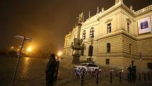 V noci z úterý na středu 24. a 25. listopadu 2020 filmaři na Palachově náměstí v Praze testovali zvuk různých palných zbraní.