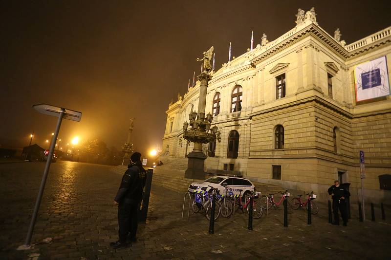 V noci z úterý na středu 24. a 25. listopadu 2020 filmaři na Palachově náměstí v Praze testovali zvuk různých palných zbraní.