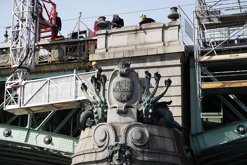 Možnost sledování kamerového průzkumu vnitřku soch na Čechově mostě, který v souvislosti s rekonstrukcí osvětlovacích a efektových systémů provádí městská společnost Technologie hl. m. Prahy.